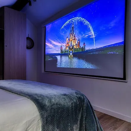 Dream Factory - Loft & Private Cinema 6p, 8 Minutes From Disneyland *